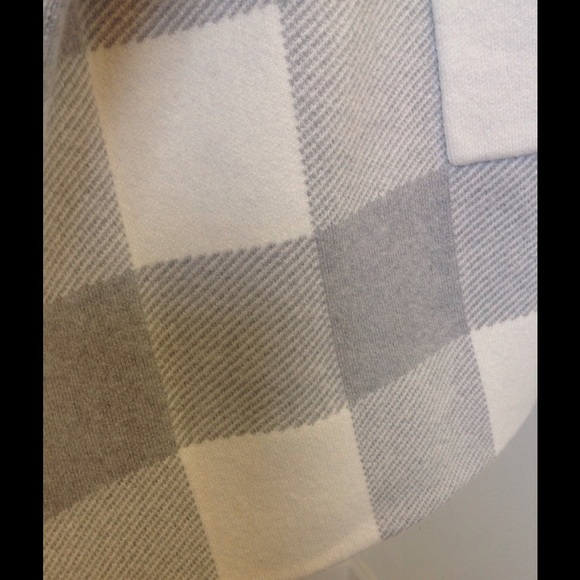 Burberry cashmere cape - Picture 3 of 3